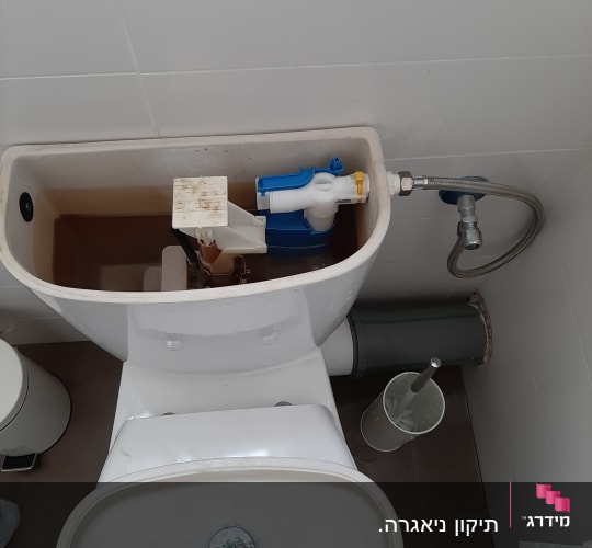 מיכל הדחה פתוח עם מנגנון פנימי